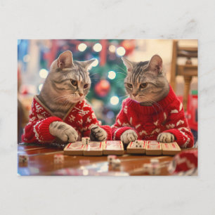 Cartão Postal De Festividades Dois gatos em suéteres vermelhos com fundo festivo
