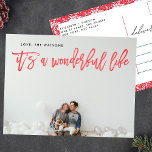 Cartão Postal De Festividades É uma vida maravilhosa, o Natal VERMELHO<br><div class="desc">É um roteiro de cartões postais de feriados de vida maravilhosos em letras VERMELHAS. lá atrás tem uma bonito fronteira floral. Estilo de inscrição. Grande design de fotos. Feliz,  design festiva. É uma vida maravilhosa. flores. vermelhas e brancas. quadro floral.</div>