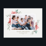 Cartão Postal De Festividades Elegante Watercolor Red Winter Flowers Foto<br><div class="desc">Feliz Feriados! Envie desejos de férias e saudações com este cartão com fotos de férias elegante e vintage. Apresenta ilustrações de cor d'água da poinsettia vermelha com verde. Personalize este cartão de feriado floral adicionando sua foto favorita, saudação, nomes e outros detalhes. Os textos são perfeitamente editáveis. Disponível como cartão...</div>