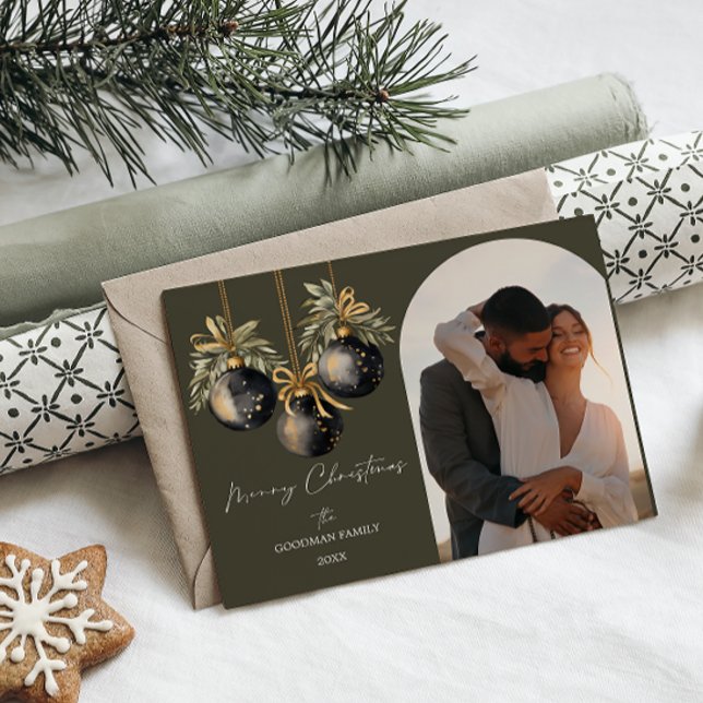 Cartão Postal De Festividades Elegantes Enfeites Pretos e Dourados Arco Foto Fer (ELEGANT ARCH SHAPED FAMILY PHOTO WITH FOREST GREEN BACKGROUND AND BAUBLES WATERCOLOR ORNAMENTS)