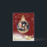 Cartão Postal De Festividades Enfeites de natal Foto Snowflakes Orçamento Modern<br><div class="desc">Enfeites de natal ouro bonito com sua foto favorita adicionada para personalizar todos os seus familiares e amigos. fundo vermelho. O cartão perfeito para a pessoa num orçamento.</div>