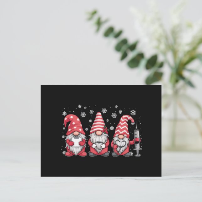Cartão Postal De Festividades Enfermeira Gnomos de Natal Cute Xmas Scrub (Em pé/Frente)