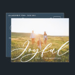 Cartão Postal De Festividades Escrita fotográfica moderna e mínima 1 elegante<br><div class="desc">Cartaz de Natal elegante e alegre e elegante,  com o mínimo de desenhos fológicos modernos. A mão pintada de eucalipto,  folhagem mínima e coroa rattan moderna dão a este cartão de feriado uma sensação luxuosa. Em verdes clássicos,  castanhos e cinzentos.</div>