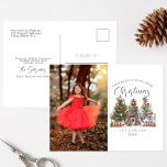 Cartão Postal De Festividades Fada Feliz Natal Floresta Florestal Foto<br><div class="desc">Ilustração de uma casa de fada de toco de árvore decorada para o Natal com duas árvores,  luzes de Natal e lanterna. O texto diz,  "Desejando-lhe um Feliz Natal" Personalize o nome,  o ano e a foto.</div>