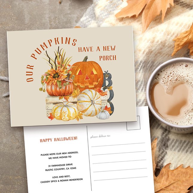 Cartão Postal De Festividades Farmhouse Russo Pumpkins Novo Porch Novo Endereço (New address and Happy Halloween Postcard with rustic fall pumpkins)