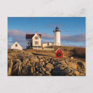 Cartão Postal De Festividades Farol ao pôr do sol com decorações de Natal