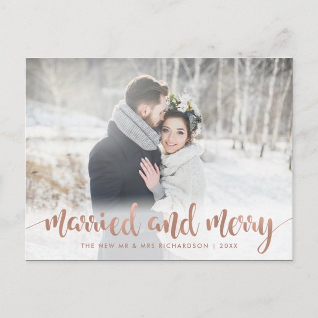 Cartão Postal De Festividades Faux Rose Gold Christmas Photo | Married and Merry (Frente)