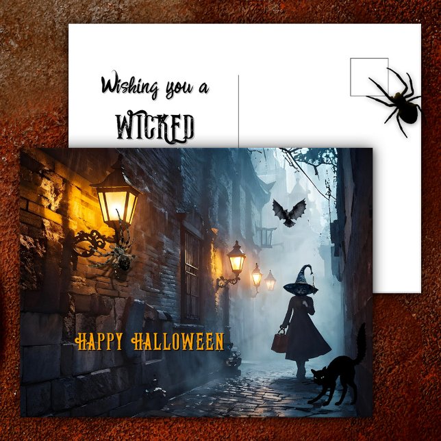 Cartão Postal De Festividades Feiticeira Beco Spooky com Halloween Machado (Halloween postcard featuring a wicked cat witch walking through a spooky dark alley)