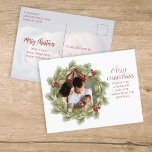 Cartão Postal De Festividades Feliz Natal Botânico Férias de inverno<br><div class="desc">Esta design apresenta Feliz Natal com uma feliz coroa de Natal com uma moderna família de fotos 2 dois desenhos, elegante minimalista da família, vermelho rústico e verde tipografia, folhas tendas de pinheiro botânico, letra de na moda com script de pincel, galhos verdes com cores, groselhas vermelhas de Natal, framboesa...</div>