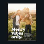 Cartão Postal De Festividades Feliz vibes somente retro fotografia divertida car<br><div class="desc">A feliz vibe apenas nesta temporada de festas! Envie um cartão de feriado retrô divertido com este design de uma foto. O tipo de retorno lê "apenas vibrações de feliz" e também tem espaço para uma mensagem, nome e ano personalizados. A parte traseira oferece espaço para uma mensagem personalizada, mas...</div>