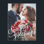 Cartão Postal De Festividades Feriado da foto da rotulação do giz dos<br><div class="desc">Cumprimente seus amados este feriado com este cartão rústico do feriado. Este cartão do feriado da foto caracteriza roteiro mão-indicado por letras do giz com teste padrão floral do Natal.</div>