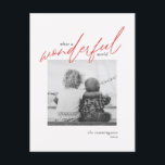 Cartão Postal De Festividades Feriado Vermelho de Natal Simples do Mundo Maravil<br><div class="desc">Concentre-se no positivo, lembrando aos seus amigos e família que vivemos num "Mundo Maravilhoso". Esses cartões postais de fotos de feriado modernos, simples e na moda de 4, 25" x 5, 6" apresentam tipografia moderna em vermelho e branco, com um ponto para sua foto favorita. Use uma foto ou cor...</div>