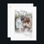 Cartão Postal De Festividades Feriados Felizes de Script Moderno - Foto Vertical<br><div class="desc">Este moderno roteiro feliz feriado vertical desvanecido é perfeito para seu chique minimalista preto e branco. A caligrafia manuscrita branca é delicada e rústica enquanto permanece elegante e elegante. A design reflete um simples dia de inverno todo-branco e evoca memórias de uma vida mais simplista. Você descobrirá que tudo sobre...</div>