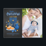 Cartão Postal De Festividades Festival Menorah Chalkboard Happy Hanukkah Foto<br><div class="desc">Feliz Hanukkah! Mande Chanucá para a família e amigos com este cartão-postal personalizável. Apresenta ilustrações em aquarela de símbolos Chanucá,  como Hanukkiah ou menorah,  sufganiyot,  azeitonas e dreidel,  sobre um fundo de chalkboard falso. Personalize adicionando nomes e uma foto.</div>
