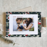 Cartão Postal De Festividades Festivo Holly Pattern Feliz Foto de Natal<br><div class="desc">Feliz Natal! Mande suas saudações calorosas para a família e amigos com este cartão postal de Natal personalizável. Ele apresenta um padrão de coloração d'água holly em um fundo verde escuro. Personalize adicionando seus detalhes. Este cartão de Natal de fotografia botânica está disponível em outras cores e estoque de papelão....</div>