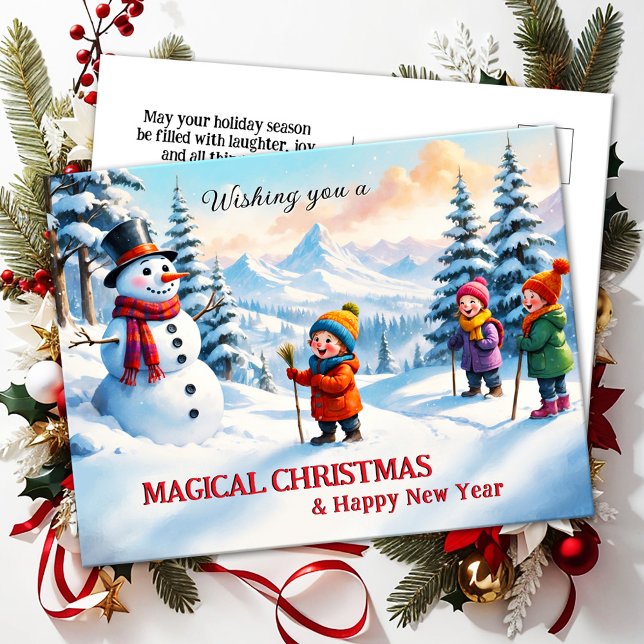 Cartão Postal De Festividades Filhos da Família Bonita Snowman Feliz Natal (Cute postcard showing children having fun in the snow with a snowman in a magical winter wonderland)