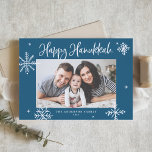 Cartão Postal De Festividades Flocos de neve brancos Blue Happy Hanukkah Foto<br><div class="desc">Feliz Hanukkah! Envie desejos calorosos para a família e amigo com este cartão postal chimroso Hanukkah. Ele apresenta flocos de neve brancos e caligrafia moderna. Personalize este cartão postal do Hanukkah com os seus próprios detalhes. Este cartão-postal com flocos de neve Hanukkah está disponível em outras cores e estoque de...</div>