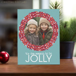 Cartão Postal De Festividades Fora de Natal Berry Wreath - 1 Foto Azul Vermelho<br><div class="desc">Esta é a temporada de Jolly — Uma fazenda azul com uma coroa de morango como fotograma. Um roteiro moderno é usado para os feriados felizes. Uma saudação de Natal - Que os seus dias sejam felizes e brilhantes - incluída no lado do cartão postal com uma área para assinatura...</div>