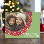 Cartão Postal De Festividades Foto com Red Berry Christmas Wreath Frame<br><div class="desc">Uma fazenda verde com uma coroa de morango como fotograma. Um roteiro moderno é usado para os feriados felizes. Uma saudação de Natal - Que os seus dias sejam felizes e brilhantes - incluída no lado do cartão postal com uma área para assinatura e saudação familiares.</div>