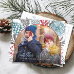 Cartão Postal De Festividades Foto da arca verde de inverno<br><div class="desc">Cartaz de Natal moderno com quadro de arco,  sua foto favorita,  verde de inverno de pinecone pine agulha cítrica e folhagem. Juntos,  & Feliz na caligrafia do script e na mensagem personalizada do nome da família em caracteres clássicos de serif.</div>