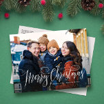 Cartão Postal De Festividades Foto da família de scripts simples Feliz Natal<br><div class="desc">Este clássico e simples cartão de feriado apresenta "Feliz Natal" em um roteiro na parte inferior de uma foto horizontal de solteiro. Este Cartões de foto de Natal é perfeito para ser usado como um cartão de Natal da família. A parte traseira do cartão tem espaço para uma segunda foto...</div>