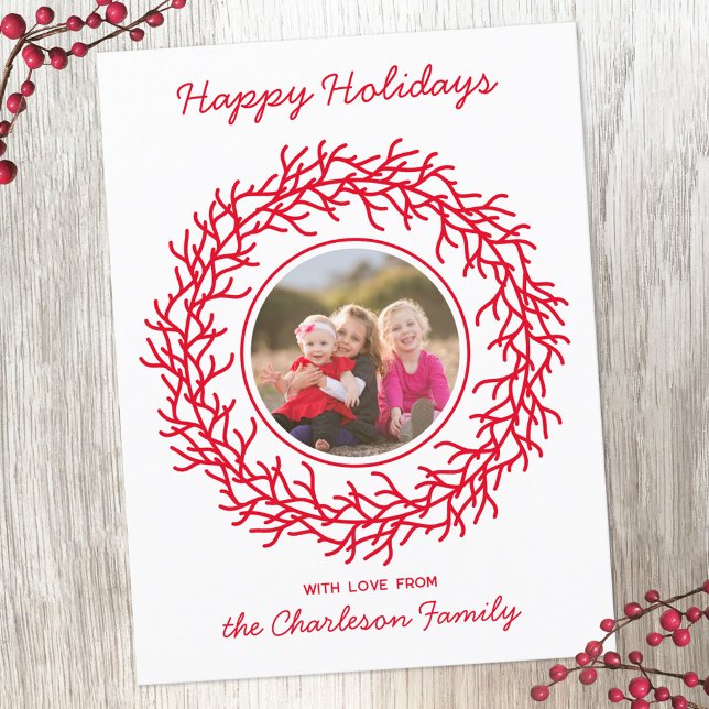 Cartão Postal De Festividades Foto da Terra Escandinava Vermelha e Branca (Scandinavian wreath personalized photo red and white Christmas or Holiday postcard)