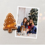 Cartão Postal De Festividades Foto de cheio Vertical de Natal Simples Clássico<br><div class="desc">Celebre a temporada com este simples e único e clássico cartão postal de cheio vertical Feliz Natal, com um toque de charme de vintage. A design minimalista apresenta uma elegante paleta de cores vermelha e verde, evocando o espírito aconchegante do inverno. O seu apelo moderno e divertido, aliado à formulação...</div>