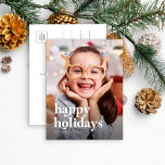 Cartão Postal De Festividades Foto de Natal Moderno 1 Na moda<br><div class="desc">Este é um cartão-postal de feriado bonito, na moda e moderno usando uma foto minimalista de solteiro com "Feliz feriado" em uma fonte ousada e fofa. Altere facilmente a foto na frente, mude o nome da família ou da empresa e adicione uma mensagem pessoal à parte traseira com o endereço...</div>