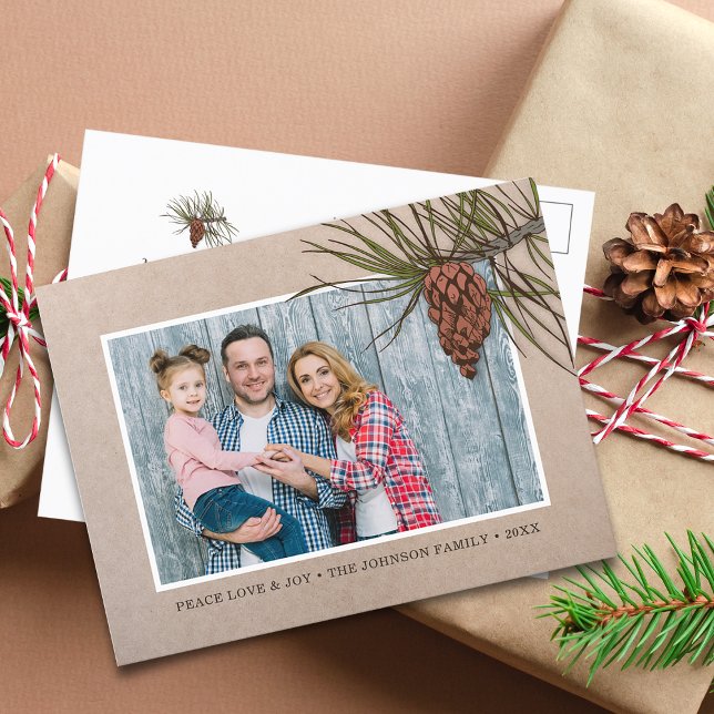 Cartão Postal De Festividades Foto de Natal Russo Pinecone Brown Kraft Paper (Rustic Christmas Photo Pinecone Brown Kraft Paper Holiday Postcard)