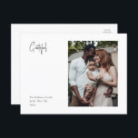 Cartão Postal De Festividades Foto de Solteiro Grata do Script de Natal Moderno<br><div class="desc">Este moderno roteiro de Natal, que agradece o cartão postal de solteiro, é perfeito para o seu chique minimalista de cartões de natal preto e branco. A caligrafia manuscrita branca é delicada e rústica enquanto permanece elegante e elegante. A design reflete um simples dia de inverno todo-branco e evoca memórias...</div>