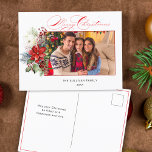 Cartão Postal De Festividades Foto Floral do Feliz Natal da Caligrafia<br><div class="desc">Escrito elegante para caligrafia Feliz Saudação de Natal (a cor é personalizável),  modelo fotográfico com spray colorido de poinsetos de Natal,  Holly e Pine.</div>