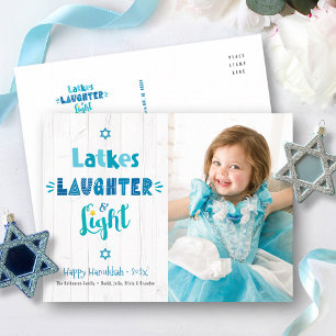 Cartão Postal De Festividades Foto Latkes de Hanukkah Risos Luz Madeira Rústica
