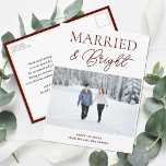 Cartão Postal De Festividades Foto Moderna do Script Vermelho Brilhante Casado N<br><div class="desc">Cartão-postal de Natal Moderno do Script Vermelho Vermelho Casado e Brilho. Envie cartões de natal personalizáveis e personalizados a amigos, colegas e familiares em cartões postais simples, chicos, elegantes e modernos, ao estilo minimalista e festivo! Abaixo, a caligrafia apresenta sua mensagem de saudação personalizada na tipografia moderna. Todos os textos...</div>