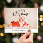 Cartão Postal De Festividades Foto simples e feliz Natal<br><div class="desc">Envie este cartão-postal de Natal simples e moderno para a sua família e amigos. Este cartão de Natal é personalizável adicionando uma de suas fotos favoritas, seu nome de família e ano, e apresenta um texto de sobreposição de tendências que lê "Feliz Natal" em fontes modernas escritas à mão. A...</div>