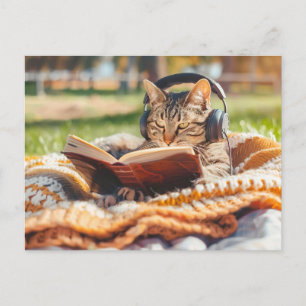 Cartão Postal De Festividades Gato lendo livro em cobertor de tricô
