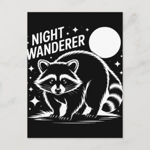 Cartão Postal De Festividades Guaxinim vagando à noite sob a luz da lua Camiseta