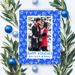 Cartão Postal De Festividades Hanukkah Stars Menorahs FOTO PERSONALIZADA<br><div class="desc">Personalize este cartão adicionando sua própria foto e texto sobre o fundo bonito. Clique em "personalizar" para editar o texto e adicionar sua foto, você também pode alterar as cores e as fontes! Procure mais cores e designs no meu compro ou me avise se você quer algo personalizado. Obrigados para...</div>