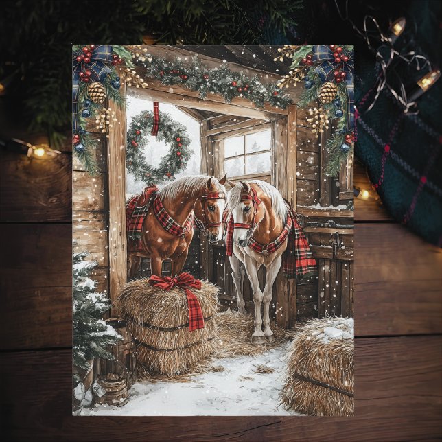Cartão Postal De Festividades Horses Plaid Country Christmas Winter Barn Scene (Criador carregado)