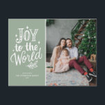Cartão Postal De Festividades Joy To The World Christmas Carol Sage Foto Verde<br><div class="desc">Alegria ao mundo,  o Senhor vem! Cartão postal personalizável com carol de Natal,  com inscrições manuais,  faíscas e folhagem em fundo verde de sábio. Personalize adicionando nomes,  fotos,  endereços e mensagens. Envie desejos e saudações para a família e amigos com este cartão postal de Natal do quadro-negro.</div>