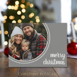 Cartão Postal De Festividades Limite Simples de Bolinhas de Foto de Natal Feliz<br><div class="desc">Uma cinza de fazenda com uma foto circular. Use uma foto horizontal para este design. Dica da FOTO: Se você carregar suas fotos e elas não forem ajustados, clique no botão PERSONALIZAR ESTA. Pode levar um pouco de paciência, mas você pode mover e redimensionar sua foto. Você também pode mudar...</div>