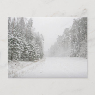 Cartão Postal De Festividades Linda paisagem de inverno com estrada de neve