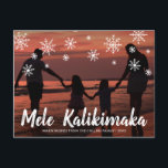 Cartão Postal De Festividades Mele Kalikimaka Hawaiian Beach Foto de Natal<br><div class="desc">Mande o festival de alegria com um cartão-postal de Natal bonito com a saudação escrita à mão havaiana "Mele Kalikimaka" e flocos de neve desenhados em giz sobre a sua foto de férias da família horizontal favorita. O backside tem a sua mensagem pessoal e o seu endereço de devolução para...</div>