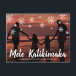 Cartão Postal De Festividades Mele Kalikimaka Hawaiian Beach Foto de Natal<br><div class="desc">Mande o festival de alegria com um cartão-postal de Natal bonito com a saudação escrita à mão havaiana "Mele Kalikimaka" e flocos de neve desenhados em giz sobre a sua foto de férias da família horizontal favorita. O backside tem a sua mensagem pessoal e o seu endereço de devolução para...</div>