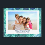 CARTÃO POSTAL DE FESTIVIDADES MELE KALIKIMAKA HAWAIIAN TROPICAL BEACH FOTO<br><div class="desc">Faux Foil MELE KALIKIMAKA,  incandescente azul e turquesa verde - Cartão de Natal Feliz Natal da Família Palm Tropical Hawaiian. A foto e o nome da família podem ser substituídos nesta simples praia ou férias costeiras Cartão com fotos da família de Natal.</div>