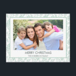 Cartão Postal De Festividades Mint Green Leaf Pattern Simples Feliz Natal<br><div class="desc">Padrão de Folha Verde Mint Simples Cartão com fotos Feliz Feriado de Natal. A imagem e o nome da família podem ser substituídos neste simples e elegante Cartões de foto de Natal Pastel Greenery.</div>