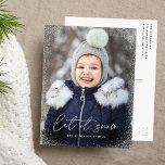 Cartão Postal De Festividades Moderno Deixe-o Snow Script Photo<br><div class="desc">Deseje aos amigos e à família um Feliz Natal com um cartão-postal de fotos de feriado bonito! O cartão-postal apresenta a sua foto vertical na frente com sutilezas de neve junto ao cartão. "Let it Snow" é apresentado num script de caligrafia branco e de tendência com o nome da sua...</div>