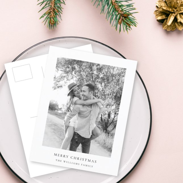 Cartão Postal De Festividades Natal mínimo | Foto simples em preto e branco (A clean and timeless photo holiday postcard for a simple elegant Christmas)