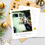 Cartão Postal De Festividades Natal Simples e Elegante Moderno<br><div class="desc">Este é um cartão-postal preto e branco, moderno e simples, usando uma fotografia elegante e mínima com "Casado e Feliz" em uma tipografia elegante. Altere facilmente a foto na frente, mude o nome da família ou da empresa e adicione uma mensagem personalizada na parte traseira usando as opções de modelo...</div>
