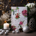 Cartão Postal De Festividades Natal vintage Rosa Joyeux Noel Ephemera<br><div class="desc">Natais vintages elegantes e ricos em detalhes composição floral contínua com tipografia "Joyeux Noel",  escrita manuscrita,  gráfico de postagem,  holly,  bllete e rosas vermelhos e marfim profundos em fundo pergaminho envelhecido.</div>