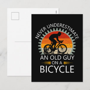 Cartão Postal De Festividades Nunca Subestime um Velho Cara numa Bicicleta